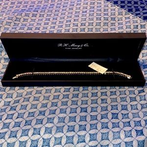 diamond tennis bracelet is set in elegant 14k white gold.